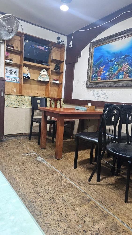 솔잎국수 초량 부산진역 근처 수정동 노포 실내포차 내부 테이블 전경