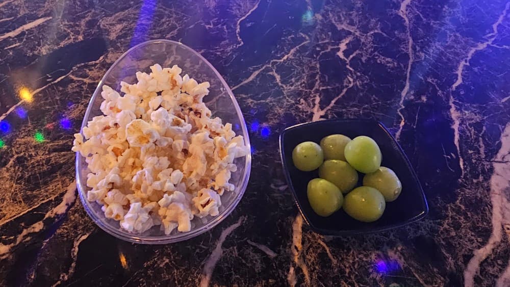 민자야 포차의 기본 안주인 팝콘과 청포도. 가볍게 혼술하기 좋은 연제구 술집 분위기.