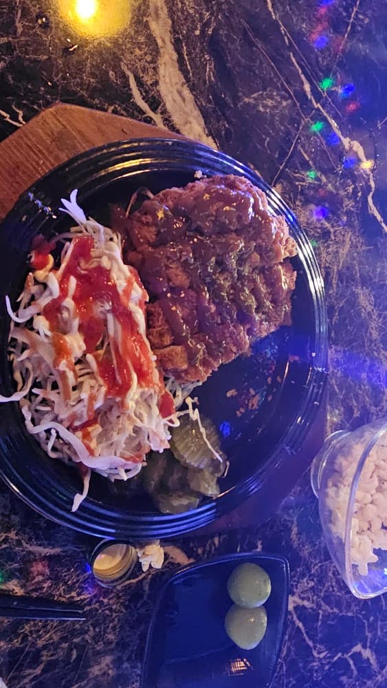 민자야 포차의 소스 듬뿍 돈까스와 양배추 샐러드. 아늑한 대리석 테이블에서 혼술하기 좋은 안주.