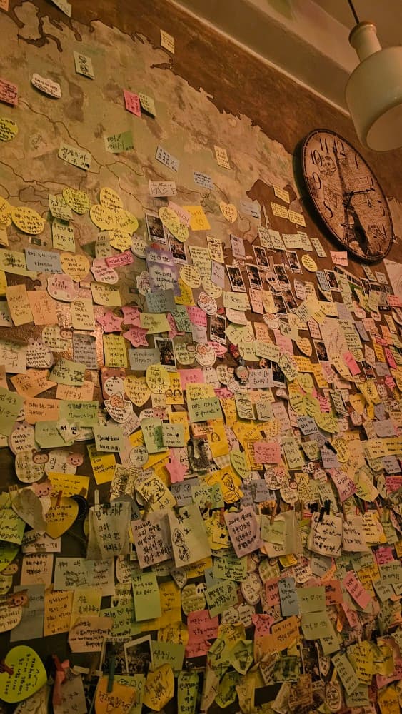 또로롱호프 벽면 가득한 방문객들의 추억 어린 포스트잇과 사진들, 아늑한 감성으로 혼술하며 구경하기 좋습니다.