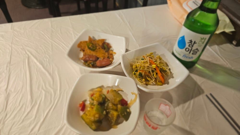 두근두근포차의 정갈한 밑반찬 3종과 소주, 혼술하기 좋은 동래구 포차 테이블 모습