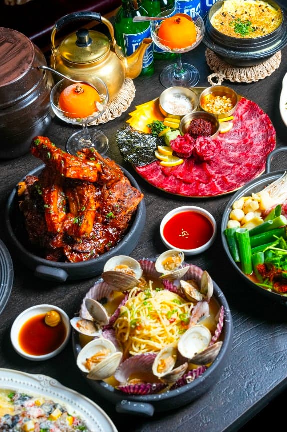 전포 선술집 엣헴의 신선한 육사시미와 조개 술찜 등 다채로운 안주 한 상. 혼술하며 즐기기 좋은 푸짐한 메뉴 구성.