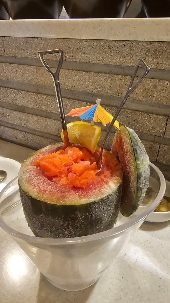 전포동 선술집 엣헴의 통수박 샤베트와 삽 모양 스푼. 바 테이블에서 혼술 안주로 즐기기 좋은 시원한 디저트 메뉴.