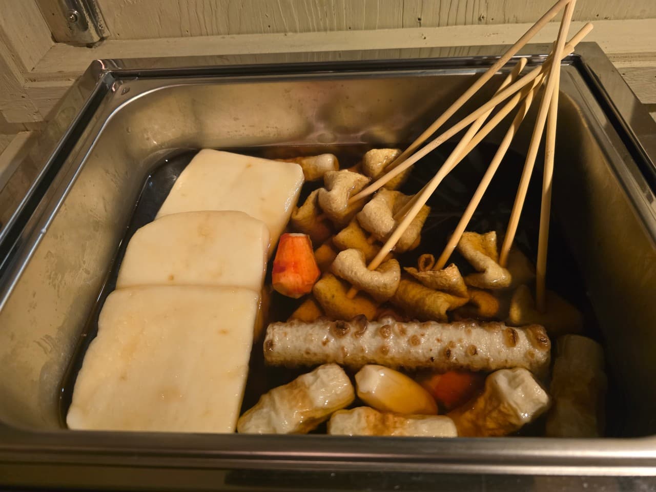 마포구 코코 선술집의 다양한 꼬치 어묵과 한펜이 담긴 오덴바, 혼술 안주로 추천하는 따뜻한 국물 요리