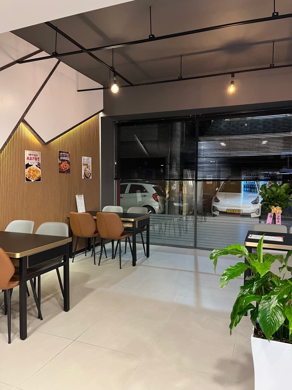 김스비어의 세련된 실내 인테리어와 아늑한 테이블 좌석. 따뜻한 조명 아래 조용히 혼술하기 좋은 부산 동래구 온천동 호프.