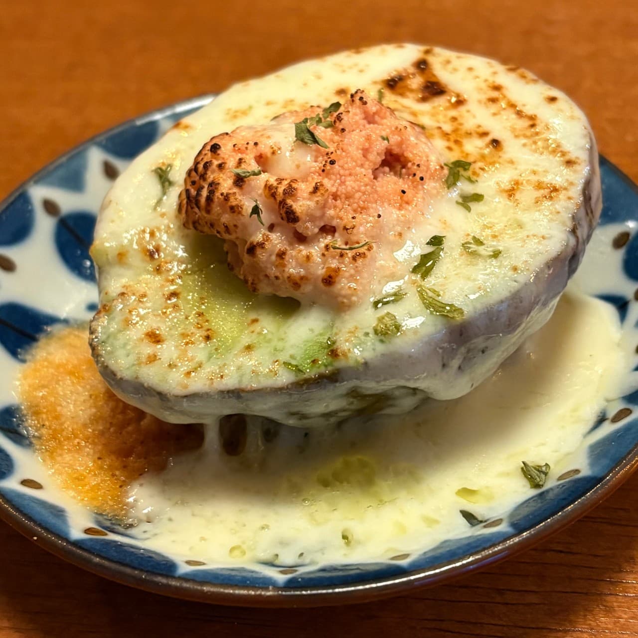 서울 동대문구 천호대로87길 야키토리 지도리의 노릇하게 구운 명란과 치즈를 듬뿍 얹은 아보카도 구이 메뉴. 장안동에서 조용히 혼술이나 혼밥을 즐기기 좋은 정갈한 안주입니다.