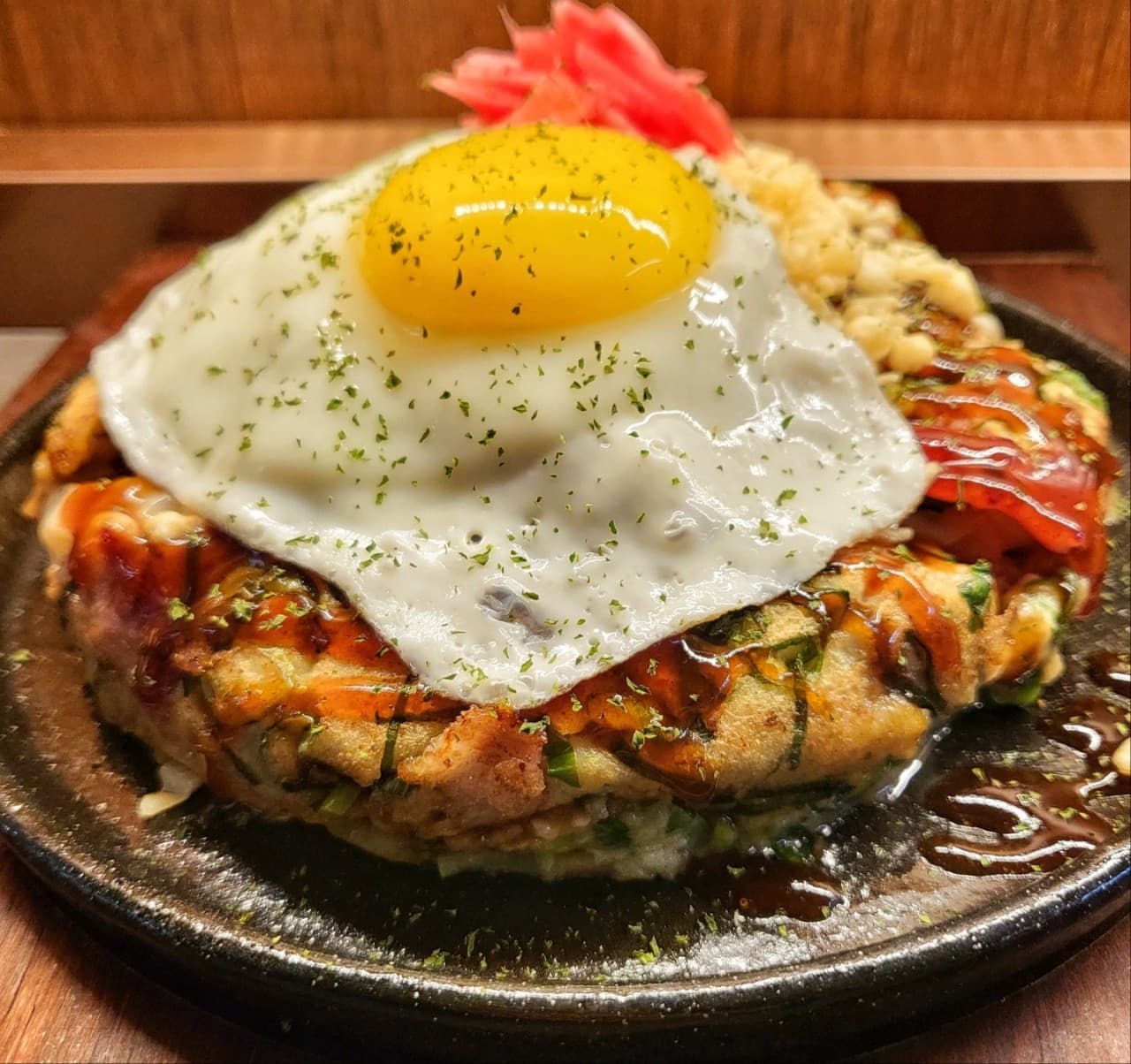 서울특별시 마포구 호요 홍대 이자카야 다찌석에서 즐기는 혼술 메뉴인 계란후라이가 올라간 오코노미야키와 붉은 초생강의 색감