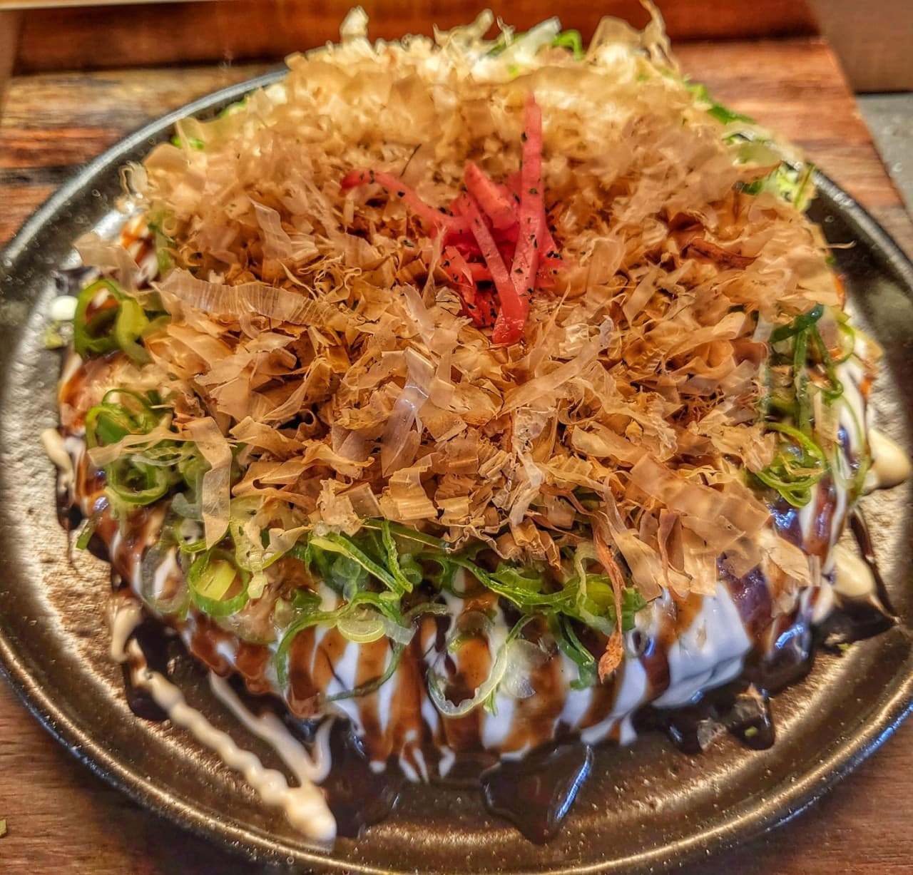 서울특별시 마포구 호요 홍대 이자카야 다찌석에 차려진 1인 오코노미야키. 가쓰오부시와 생강 초절임이 올라간 철판 요리와 혼술 상황.