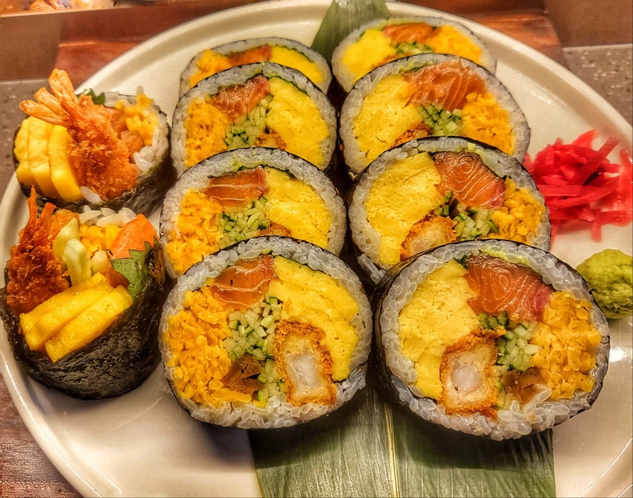 서울특별시 마포구 호요 홍대 이자카야 다찌석 조명 아래 연어와 새우튀김이 가득한 후토마키와 와사비가 차려진 1인 혼술 상차림