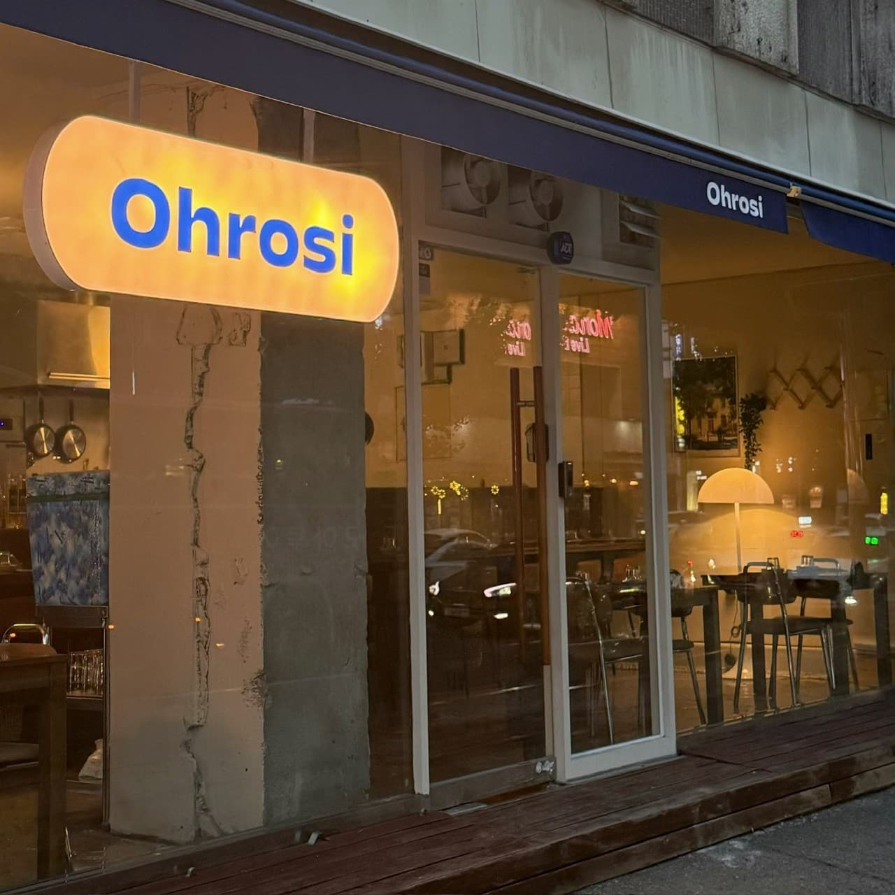 경상남도 창원시 요리주점 오로시 외관 - 노란 조명 간판과 통유리창 안으로 보이는 다찌석, 버섯 모양 스탠드가 놓인 1인 혼술 공간