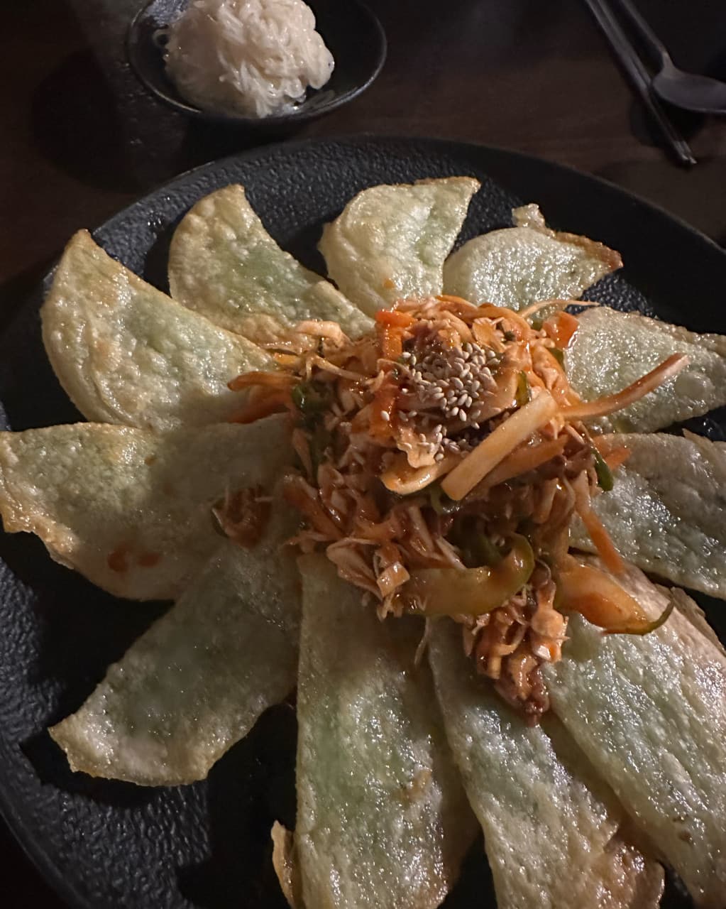 서울특별시 송파구 조조모모 요리주점 다찌석 1인 혼술. 낮은 조명 아래 바삭한 납작만두와 매콤한 야채무침이 차려진 테이블 상황.