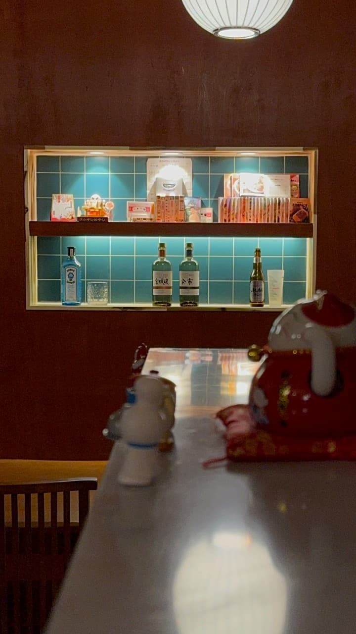 경상남도 진주시 쿄오진 진주 이자카야 1인 다찌석과 술병이 진열된 선반 조명. 마네키네코 인형이 놓인 카운터 테이블과 혼술 분위기