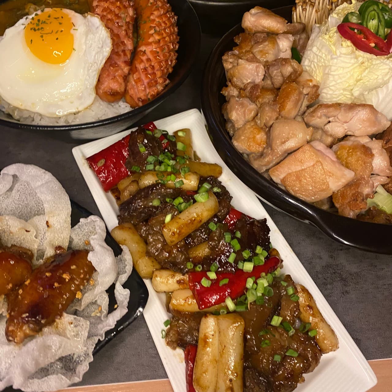 경상남도 진주시 이자카야 청월 진주평거점 진주 다찌석에서 즐기는 혼술. 계란 프라이를 얹은 소시지 밥과 노릇한 고기 요리가 차려진 1인 식사 구성.