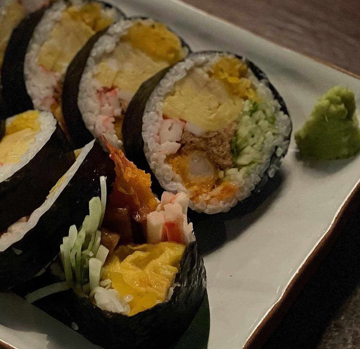 대전광역시 중구 요리주점 연남 대전 대흥동 다찌석 1인 혼술. 조명 아래 계란과 튀김이 가득 찬 후토마키와 생와사비가 차려진 나무 테이블 위 모습.