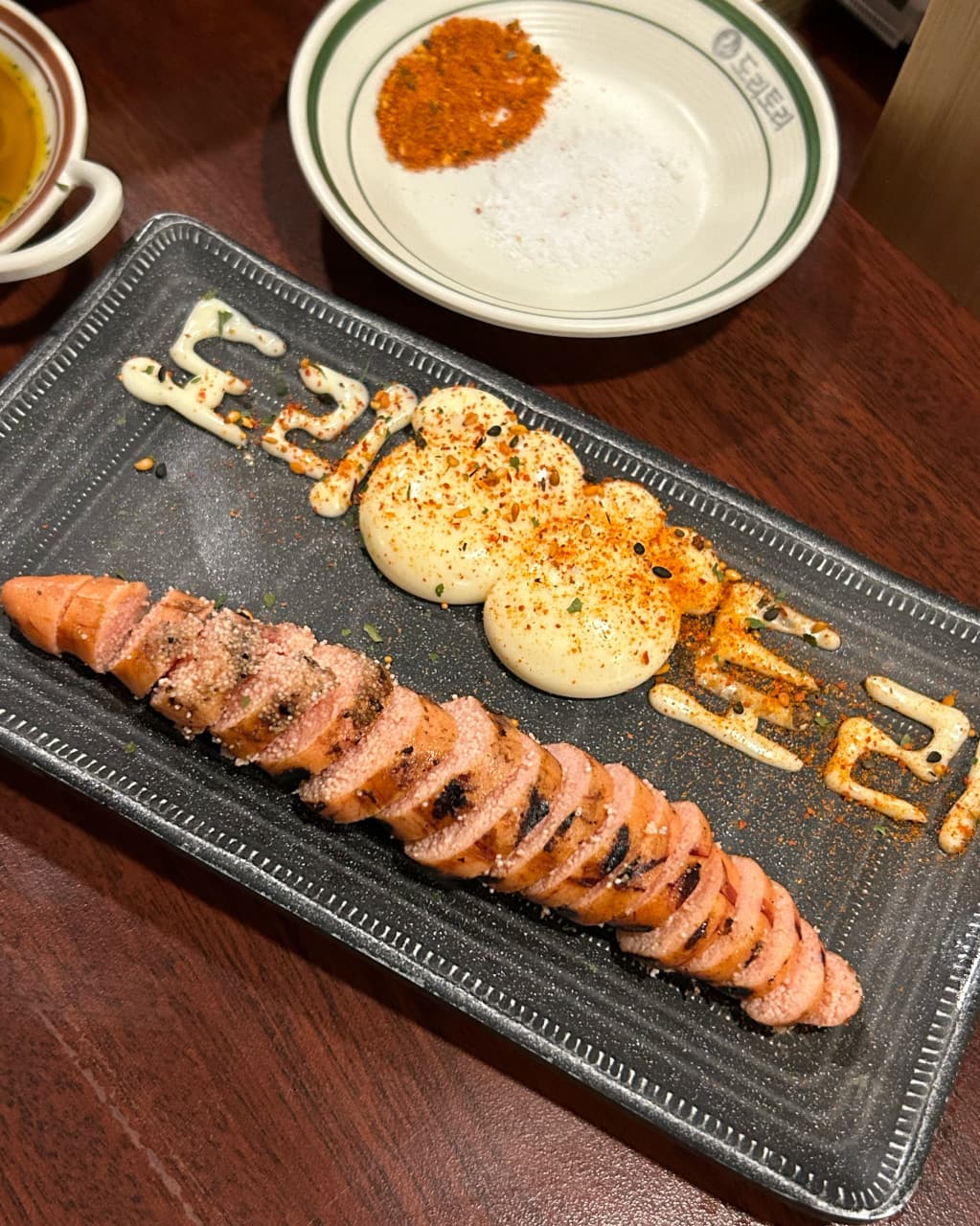 대전광역시 유성구 도리토리 대전봉명점 요리주점 다찌석 조명 아래 명란구이와 마요네즈. 혼술용 1인 메뉴의 구운 질감과 시치미 가루가 강조됨.