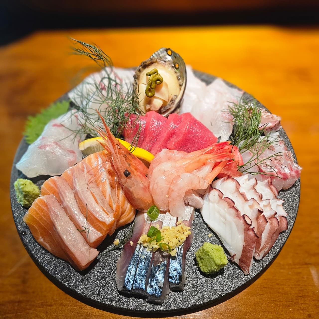 서울특별시 강남구 혼술 이자카야 고코 강남신논현점 - 노란 조명 아래 다찌석에 차려진 연어와 참치 1인 사시미 및 해산물의 질감