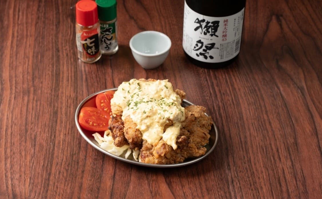 서울특별시 중구 을지로야키토리 토리노 라스베가스 이자카야 다찌석 위 타르타르 소스를 얹은 닭튀김과 사케 병이 놓인 1인 혼술 상차림.