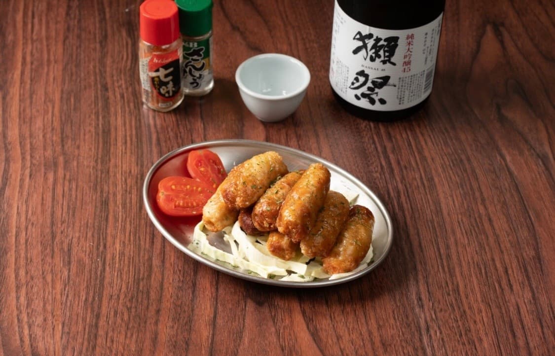 서울특별시 중구 을지로야키토리 토리노 라스베가스 이자카야 나무 다찌석. 바삭한 튀김과 사케가 차려진 1인 혼술 상황이 조명 아래 정돈된 모습.