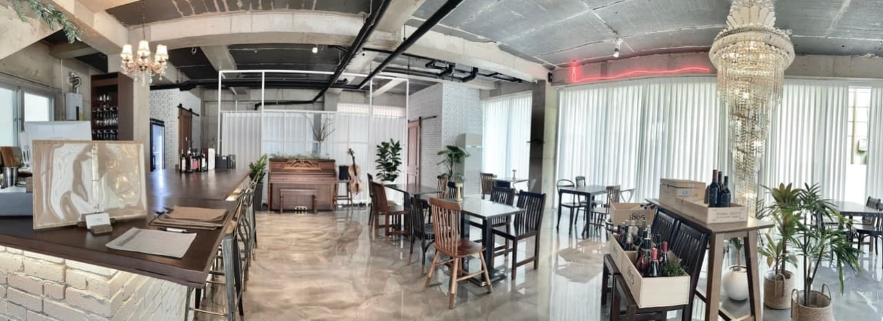 경상북도 포항시 썸씽잇 포항 와인 전문점 내부. 화려한 샹들리에 조명과 나무 다찌석, 피아노가 배치된 공간에서 1인 혼술을 즐기는 상황을 보여줌.