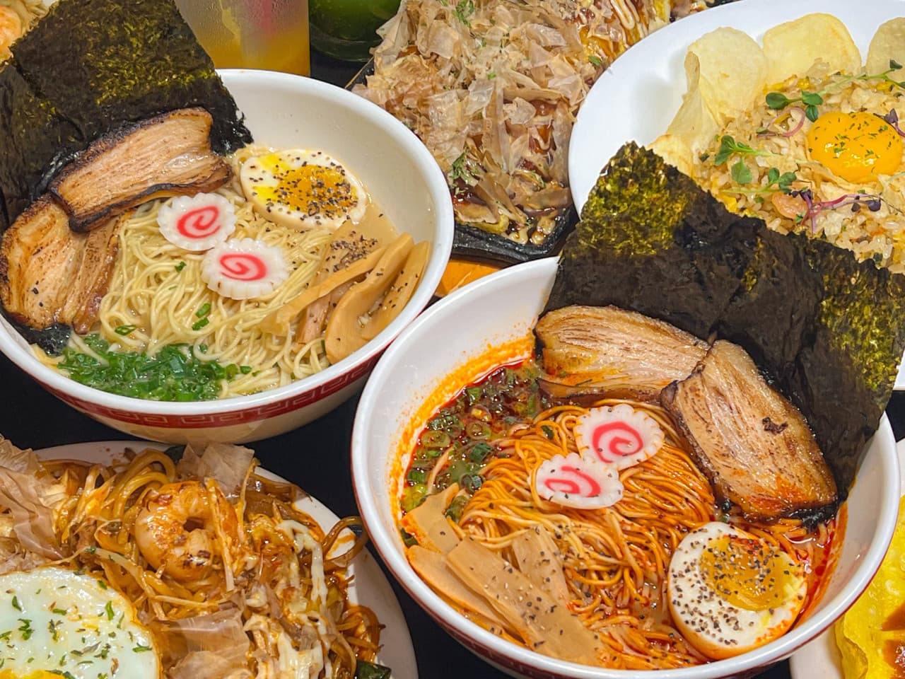 경기도 수원시 이자카야 토리코의 조명 아래 다찌석 1인 혼술. 차슈의 질감이 강조된 라멘과 가쓰오부시를 올린 오코노미야키가 차려진 상황.