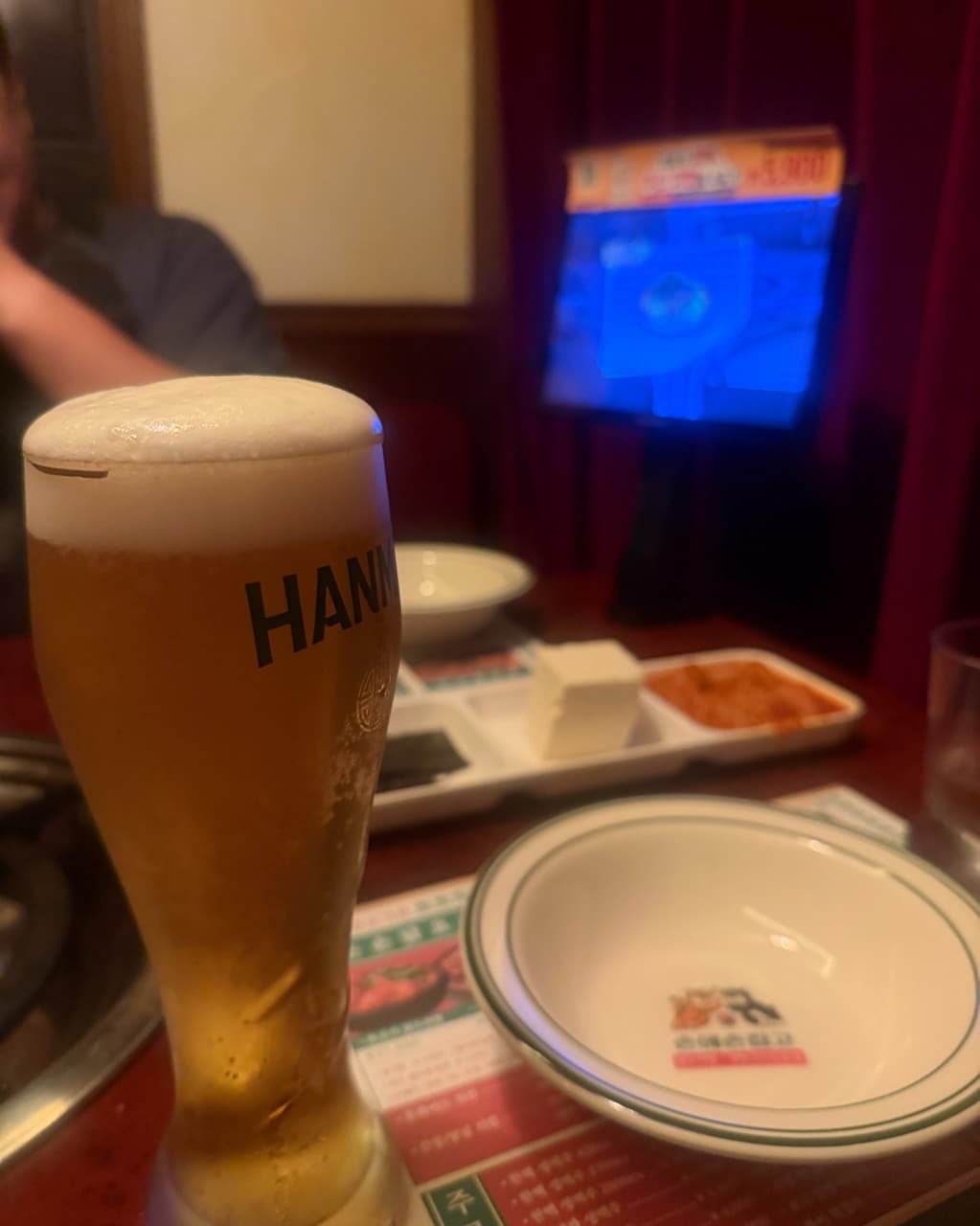 경기도 수원시 요리주점 손에손잡고 광교직영점 다찌석 1인 혼술 차림. 거품 올라온 생맥주와 두부 안주가 놓인 테이블 위로 태블릿 주문기가 설치된 실내 구성.