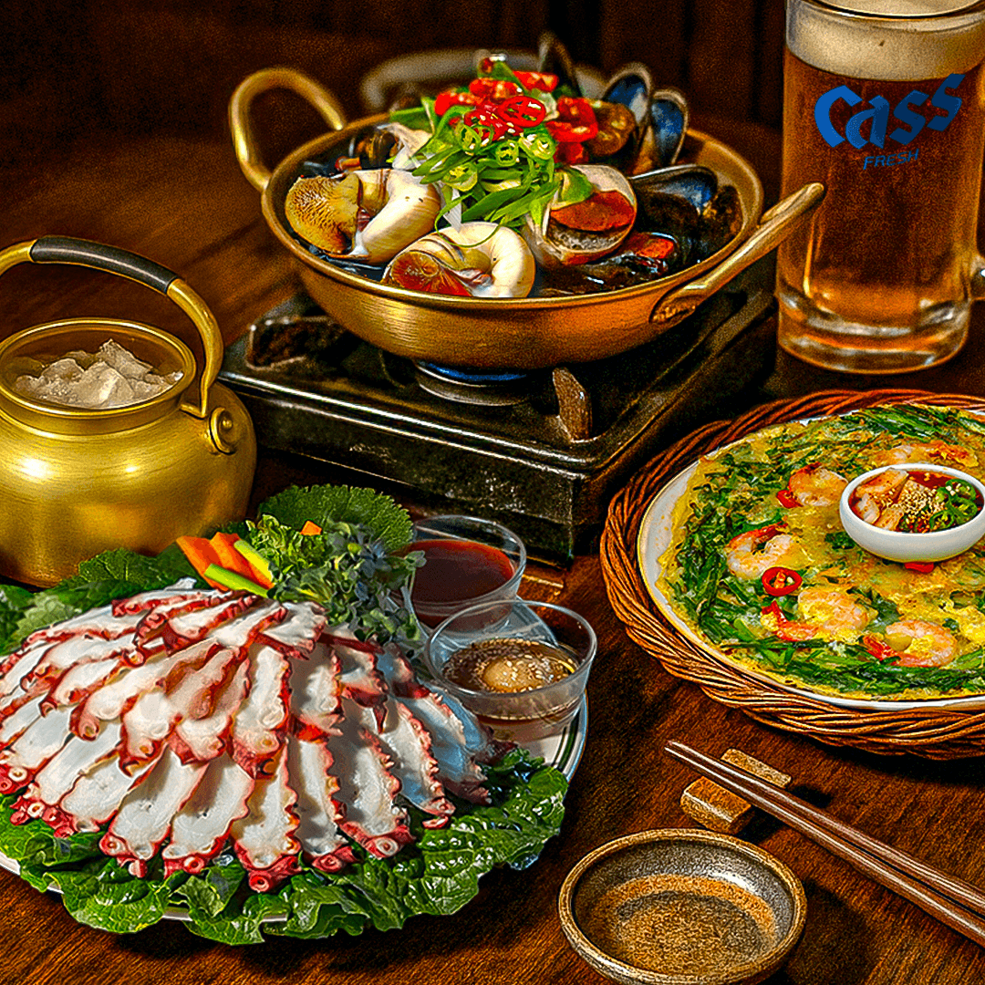 경기도 수원시 요리주점 손에손잡고 광교직영점의 다찌석. 선분홍빛 문어숙회와 뜨거운 골뱅이탕, 바삭한 새우전에 생맥주를 곁들인 1인 혼술 차림.