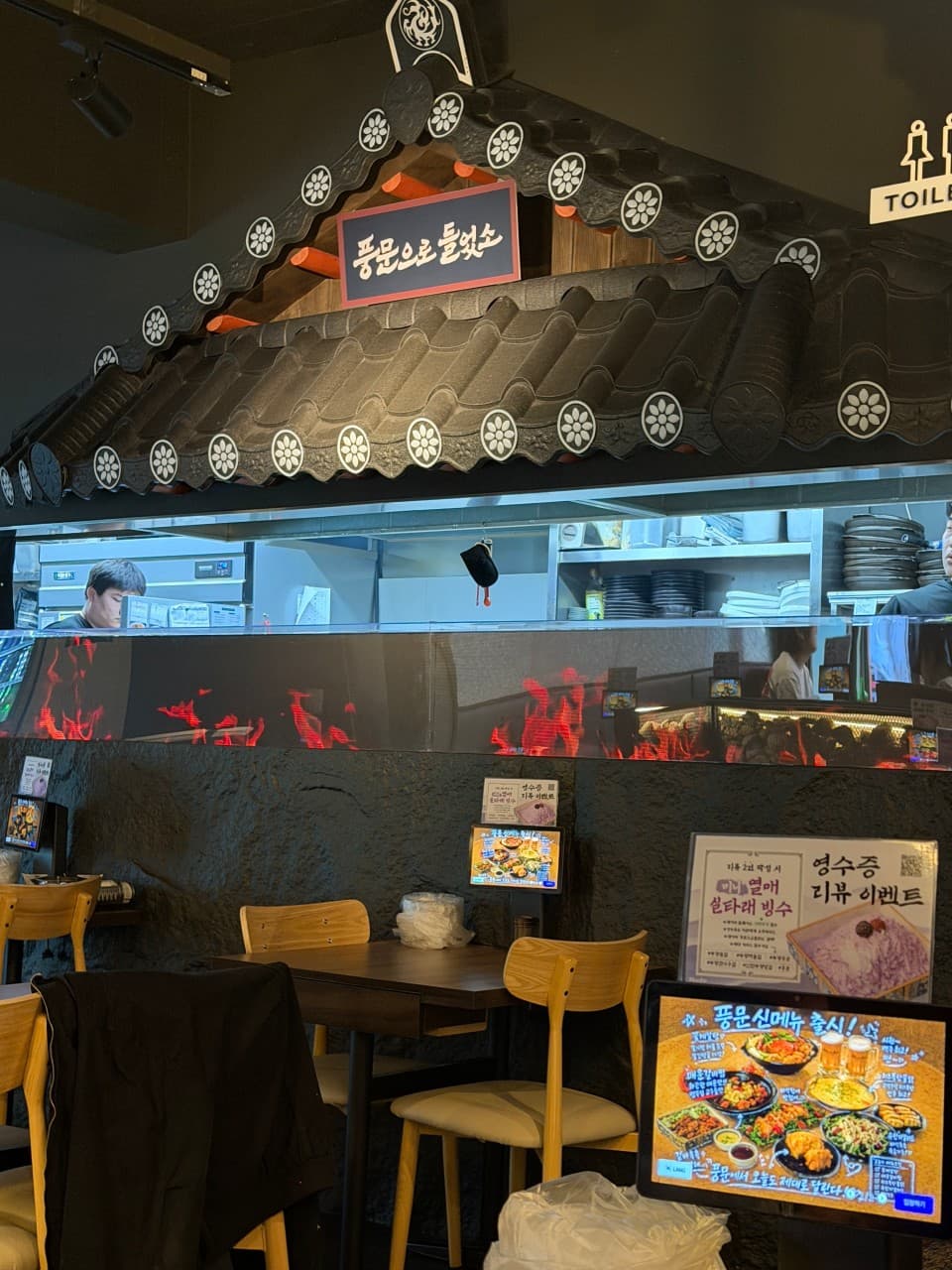 인천광역시 부평구 요리주점 풍문으로들었소 부평점 인천. 기와지붕 아래 오픈 주방과 혼술 가능한 다찌석, 테이블마다 비치된 태블릿 주문 시스템.