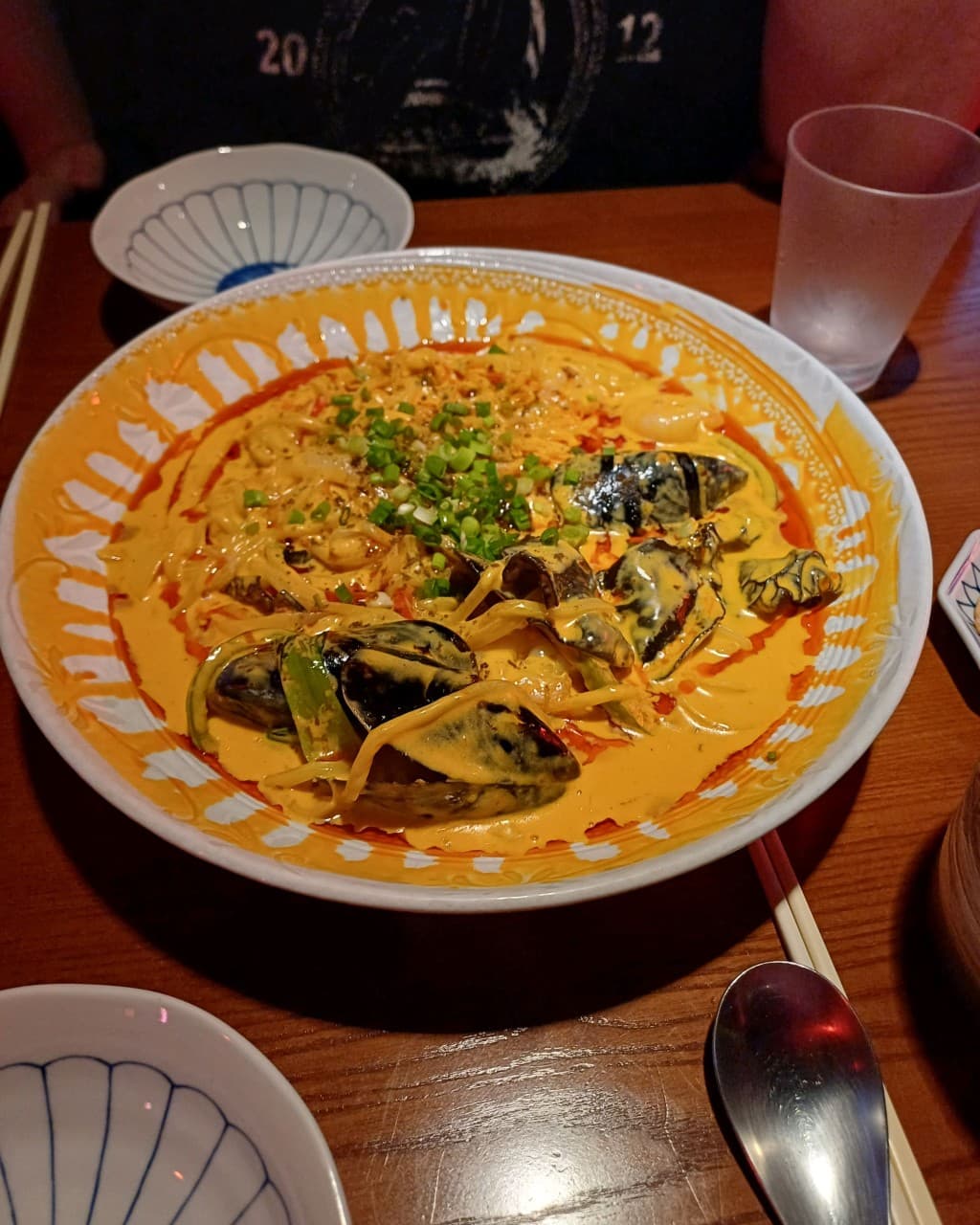 세종특별자치시 조치원읍 요리주점 라운지목화 세종 조치원관 1인 다찌석. 조명 아래 홍합과 새우가 담긴 크림 요리와 식기류가 놓인 혼술 테이블 구성.