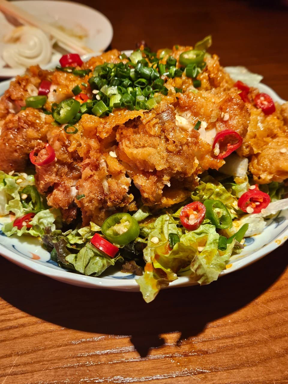 세종특별자치시 조치원읍 요리주점 라운지목화 세종 조치원관 - 조명 아래 1인 다찌석에서 즐기는 유린기의 바삭한 질감과 고추 고명이 담긴 혼술 차림