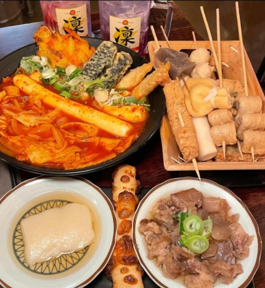 세종특별자치시 호려울로 요리주점 철길부산집 세종보람점 다찌석 조명 아래 1인 혼술 상황. 매콤한 떡볶이와 바삭한 튀김, 쫄깃한 어묵꼬치, 소힘줄찜, 하이볼 구성.