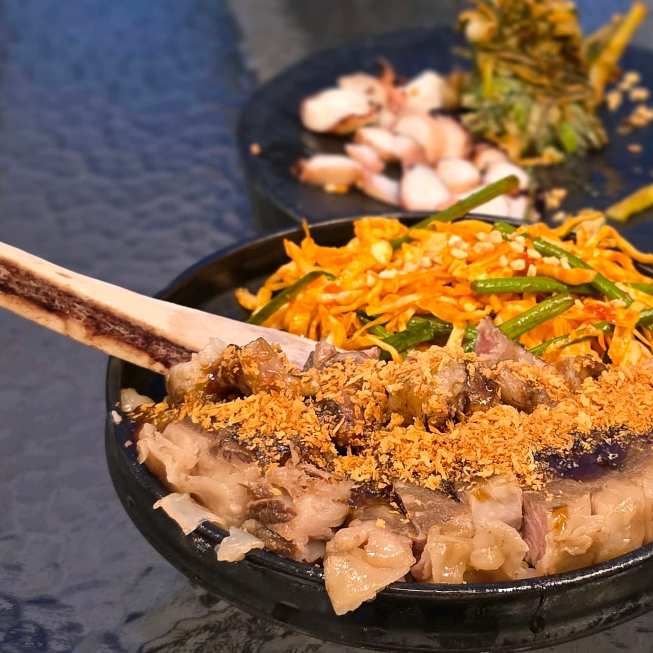 세종특별자치시 나성북로 리파인 세종 다찌석 조명 아래 놓인 1인 혼술 상차림. 바삭한 가루를 얹은 고기 요리와 문어 숙회의 질감이 강조된 퓨전 기타 메뉴 구성.