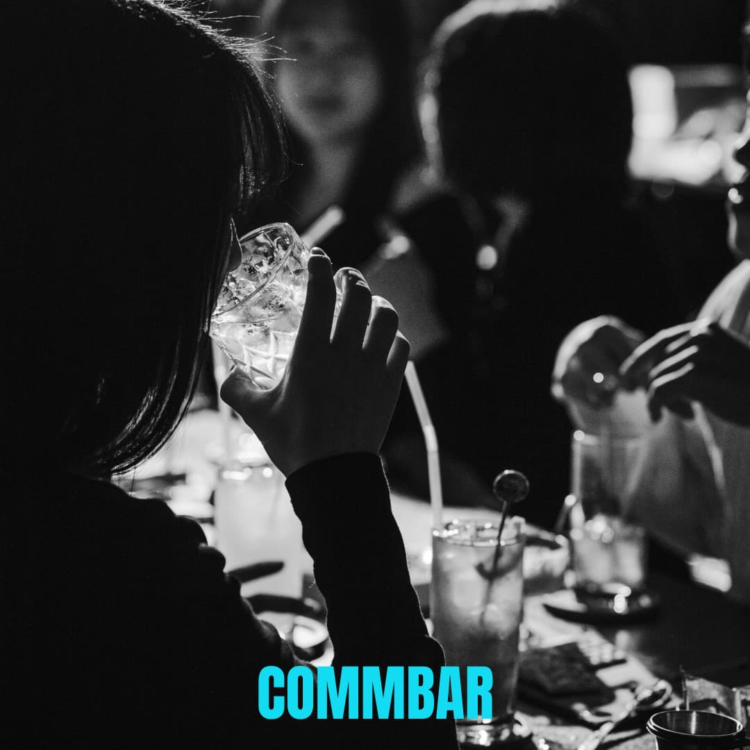 인천광역시 서해구 꼼바혼술바 인천청라점 바(Bar) - 다찌석 조명 아래 컷팅 글라스 속 얼음과 음료를 들이키는 1인 혼술 상황