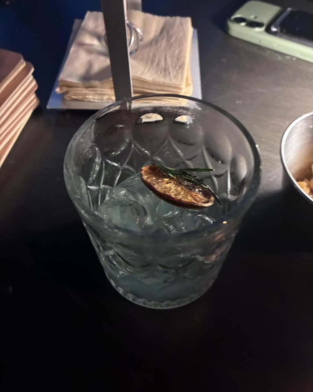 인천광역시 부평구 꼼바혼술바 인천부평점 인천 바(Bar) 다찌석 혼술 상황. 어두운 조명 아래 얼음과 말린 가니쉬를 올린 칵테일 잔이 놓인 테이블.