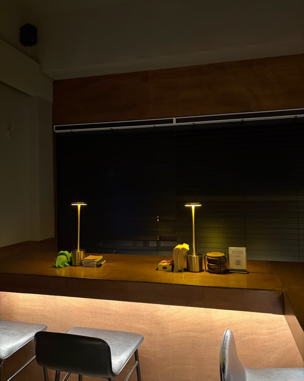 인천광역시 남동구 혼술바 또랑 인천 바(Bar) 다찌석. 핀 조명이 켜진 원목 카운터에 1인용 바 체어가 나란히 배치된 혼술 전용 내부 전경