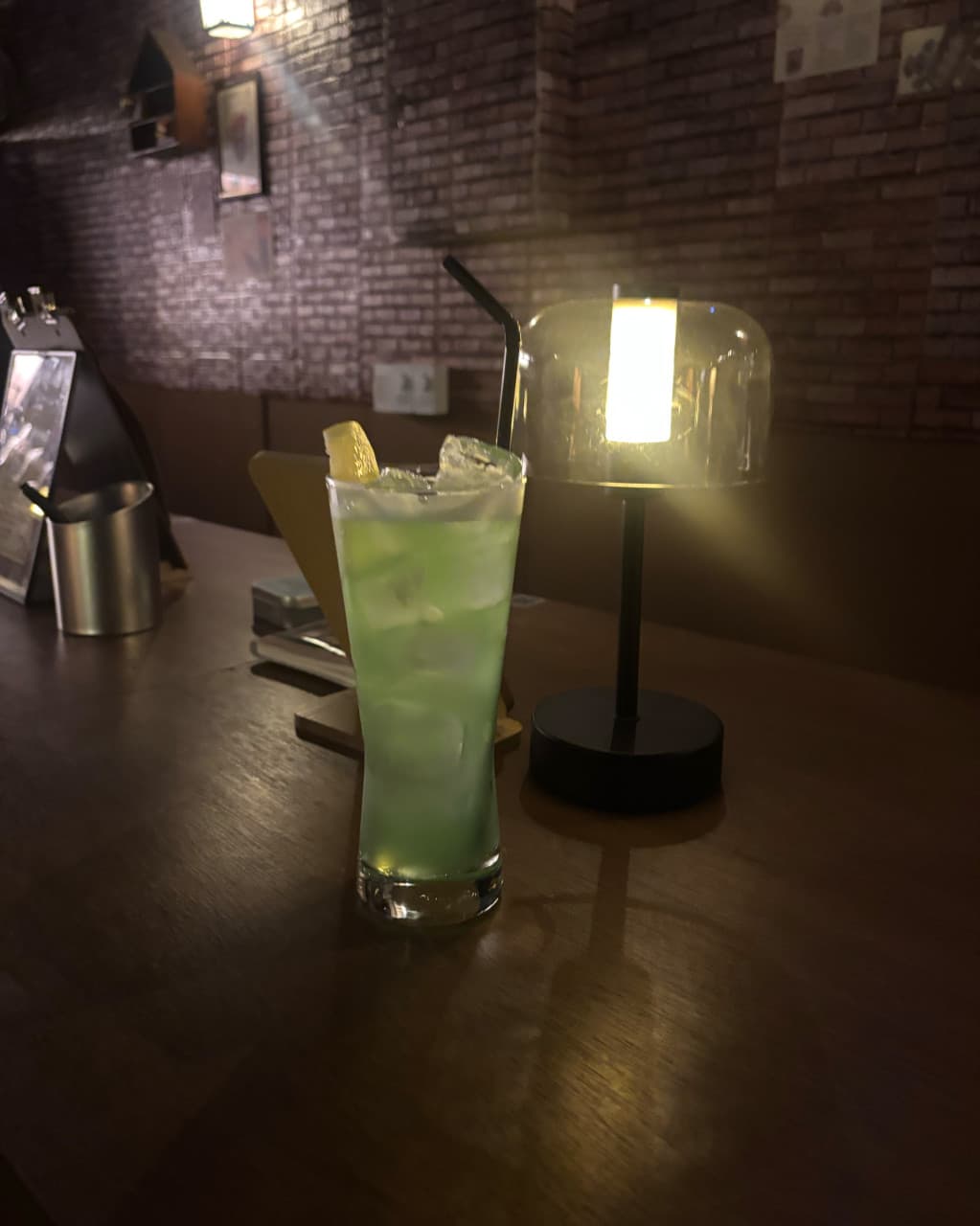 인천광역시 남동구 곁혼술바 구월점 인천 바(Bar) 다찌석. 노란 램프 조명 아래 레몬과 얼음이 담긴 초록색 칵테일이 놓인 1인 혼술 상황.
