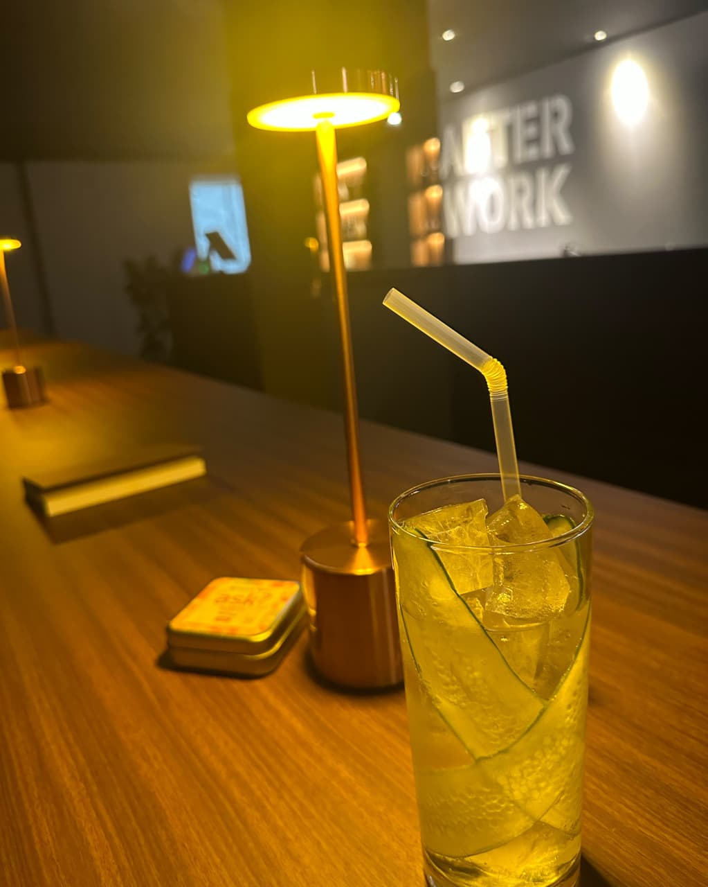 인천광역시 남동구 애프터퇴근 혼술바 구월점 인천 바(Bar) 다찌석. 노란 조명 아래 오이 슬라이스와 얼음이 가득한 1인 하이볼이 놓인 혼술 상황.