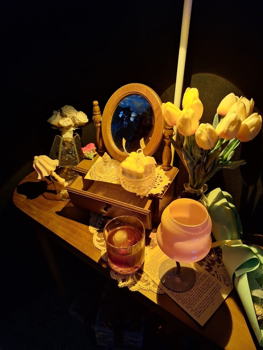 대전광역시 유성구 혼술바잔소리 봉명점 대전 바(Bar) 다찌석에 차려진 위스키와 노란 튤립. 조명 아래 1인 테이블과 거울이 배치된 혼술 공간.