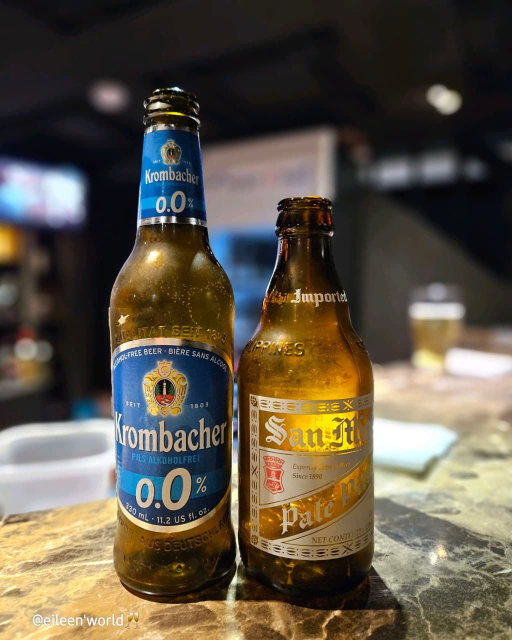 대전광역시 서구 원바 대전 바(Bar) 대리석 다찌석 위 크롬바커와 산미구엘 병맥주. 어두운 조명 아래 1인 카운터석에서 즐기는 혼술 상황.