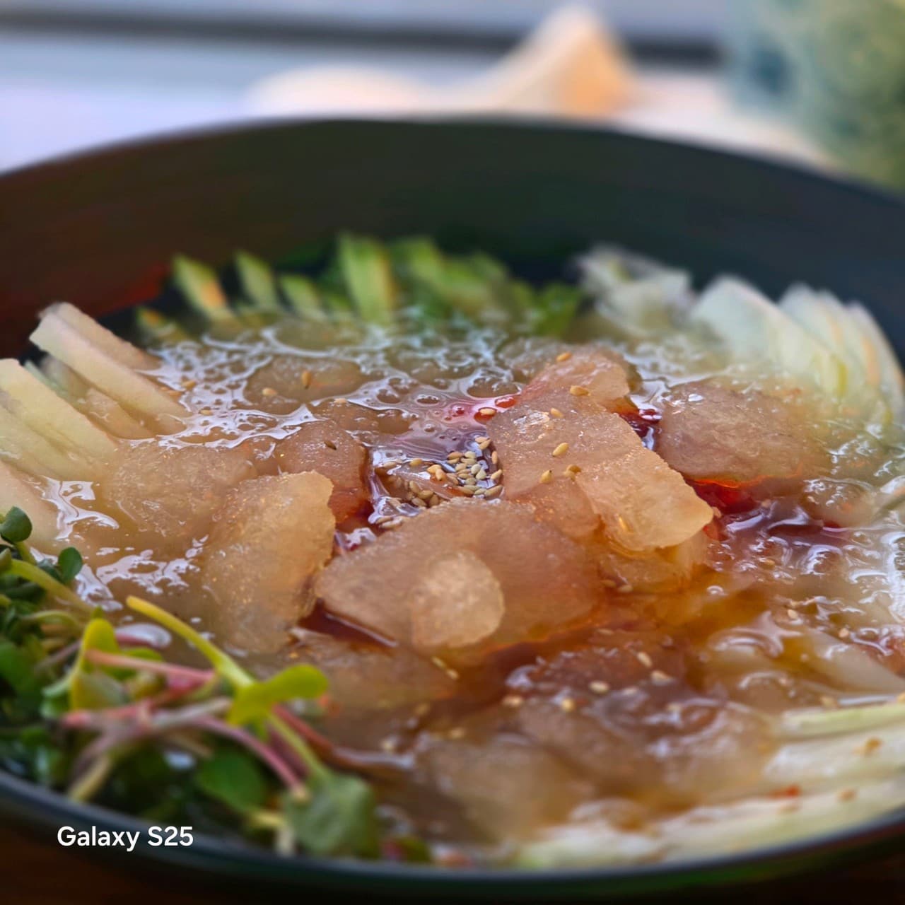 대전광역시 서구 요리주점 철길부산집 가수원점 대전 다찌석 혼술. 조명 아래 오이와 무순, 참깨가 올라간 1인 물회 메뉴의 시원한 질감을 표현함.