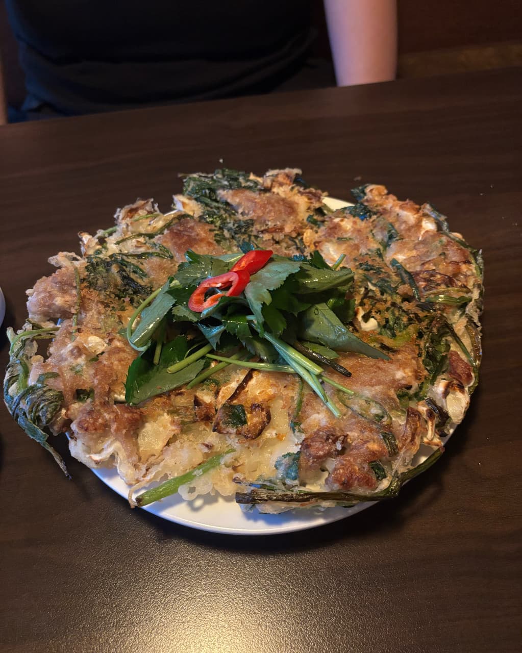 경기도 화성시 식사가되는 술집 양심 동탄점 경기 요리주점. 조명 아래 1인 다찌석에서 바삭한 전의 질감을 즐기는 혼술 상황.