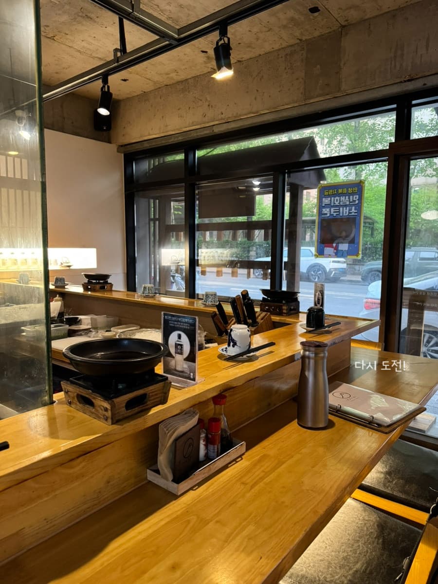 대구광역시 수성구 이자카야 야요이 신천시장본점 대구 - 핀 조명 아래 1인 화로와 나무 다찌석이 정돈된 조용한 혼술 분위기.