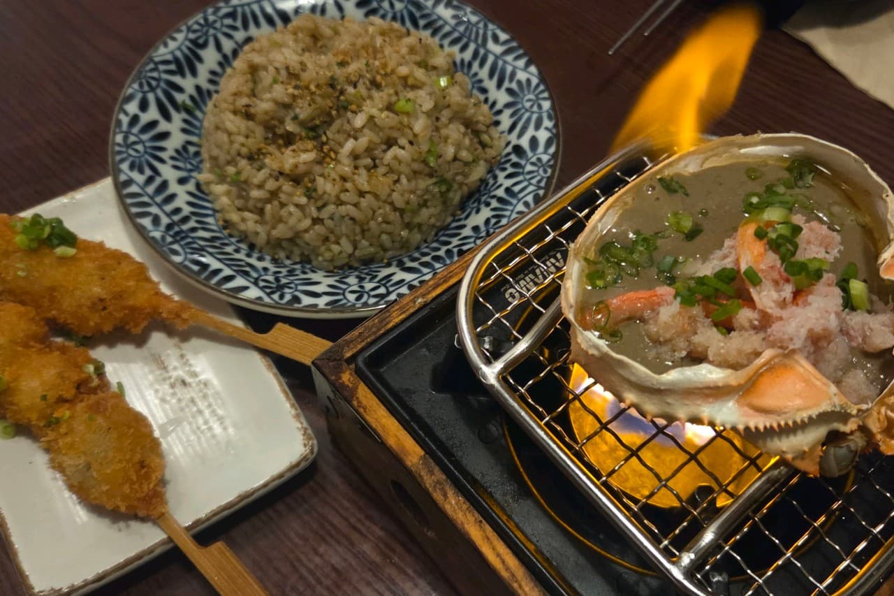 대구광역시 수성구 이자카야 와코안 수성범어점 대구 1인 혼술. 미니 화로 위 타오르는 게딱지장과 튀김, 볶음밥이 차려진 다찌석의 어두운 조명 아래 상황.
