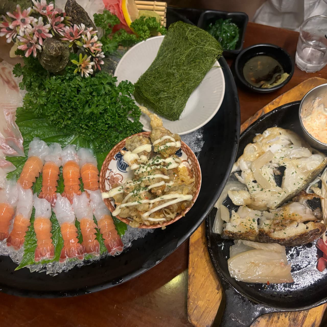 대전광역시 중구 게다 대흥점 대전 이자카야 조명 아래 다찌석 혼술 상차림. 탱글한 딱새우 회와 감태, 철판 위 생선구이와 튀김이 차려진 1인 식사 구성.