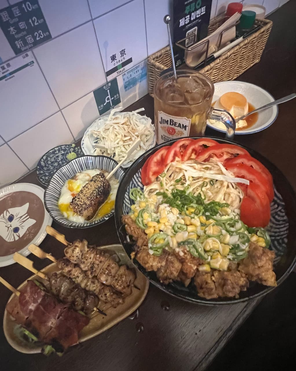 대전광역시 중구 이자카야 요모 대전대흥점 다찌석. 노란 조명 아래 노릇한 닭꼬치와 바삭한 가라아게, 하이볼과 푸딩이 차려진 1인 혼술 상황.