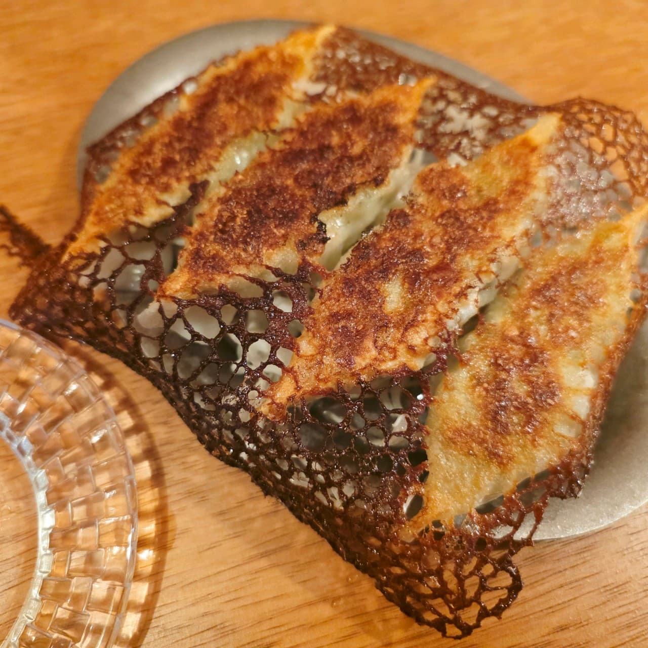 대전광역시 유성구 타치노미 럽밤 대전 맥주 호프 다찌석에 차려진 바삭한 질감의 눈꽃 교자. 나무 테이블 위 1인석에서 혼술로 즐기는 안주와 노란 조명이 비치는 상황