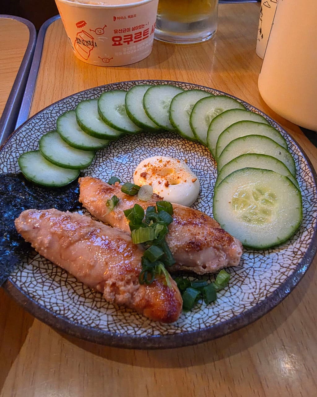 인천광역시 서해구 하타네 청라점 인천 이자카야 다찌석 혼술. 조명 아래 구운 명란과 오이 슬라이스, 마요네즈가 차려진 1인석 테이블 상황.
