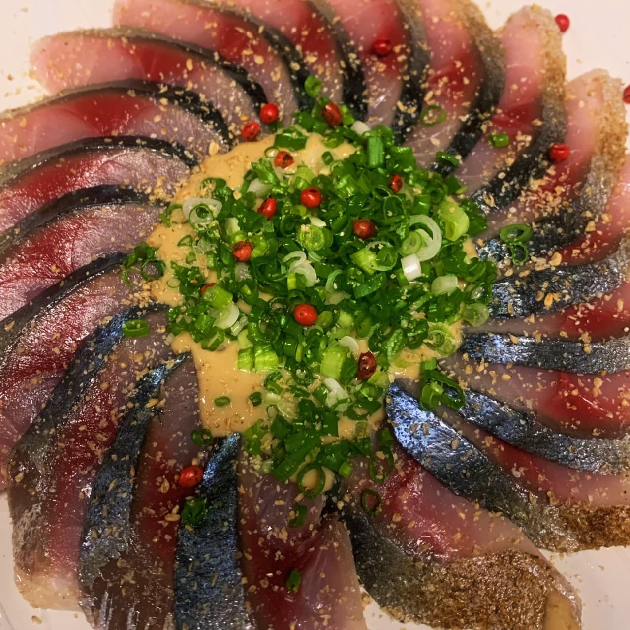 대전광역시 서구 풍운아 대전 이자카야 다찌석 1인 혼술 차림. 원형으로 배치된 사시미 위로 쪽파와 레드페퍼가 올라간 안주가 조명을 받아 선명함.