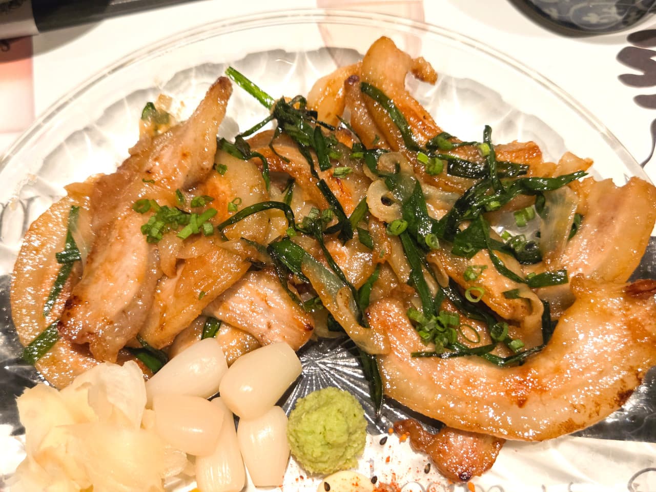경기도 수원시 잔잔 수원역점 경기 요리주점 다찌석 1인 혼술 차림. 밝은 조명 아래 놓인 부추 삼겹살 구이의 윤기 나는 질감과 와사비, 락교 구성을 보여줌.