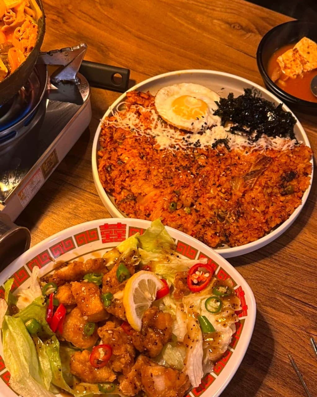 경기도 부천시 요리주점 오술차 부천역점 경기 1인 혼술. 노란 조명 아래 김치볶음밥, 유린기, 찌개가 차려진 나무 테이블 위 정갈한 메뉴 구성.