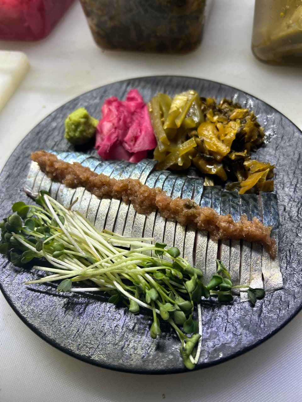 경기도 성남시 키리모리 본점 경기 이자카야 다찌석 1인 고등어회. 검은 접시 위 가지런한 생선살과 다진 양념, 무순, 와사비가 차려진 혼술 테이블.